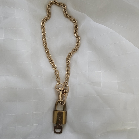 100% Authenti Louis Vuitton Lock & Key with Unbranded Gold Plated Chain … - Picture 5 of 7